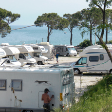 Panoramica dell'area sosta camper con vista sul Lago di Garda