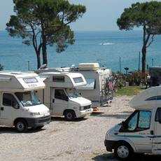 Panoramica dell'area sosta camper con vista sul Lago di Garda