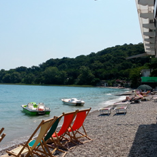 La spiaggia del Lido di Lonato a pochi metri dall'area sosta